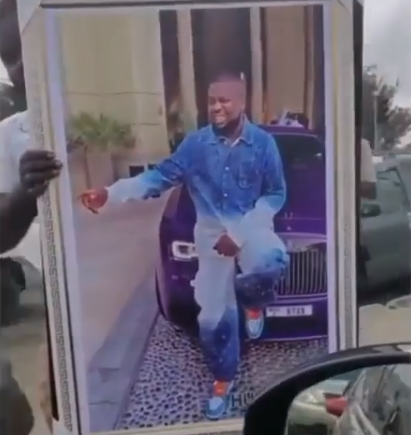 Lagos Hustler Seen Marketing Framed Photo Of Hushpuppi For N30,000 In Traffic Gridlock (Video), Conquest Online Magazine