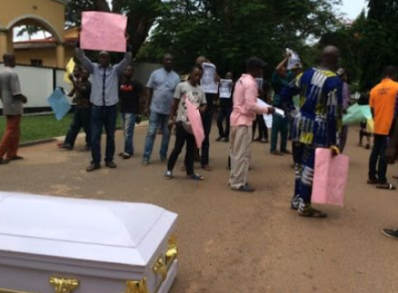 Residents of Ovia Northeast Local Government Area of Edo State stormed Government House in Benin, Conquest Online Magazine